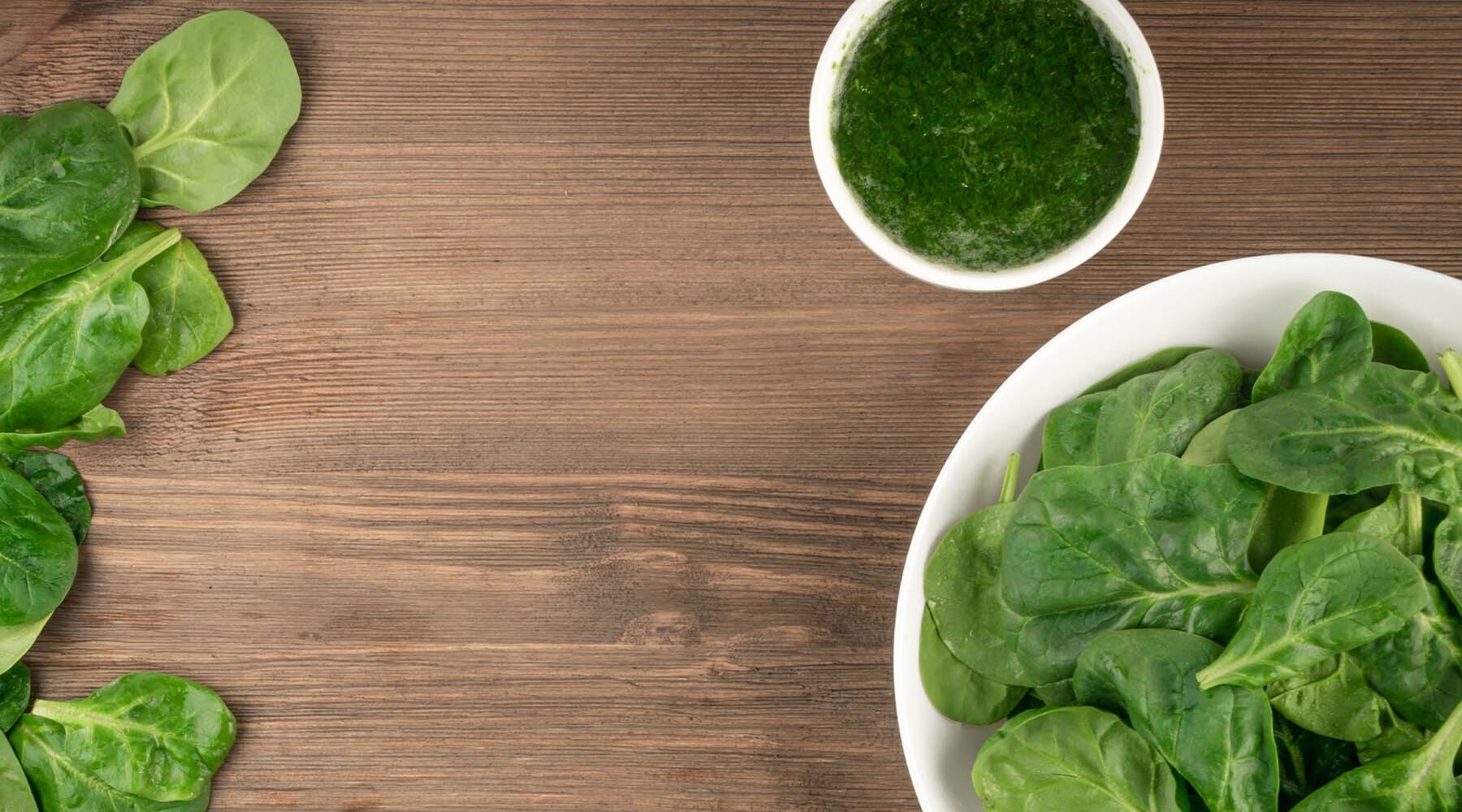 How does the protein content of spirulina compare to that of spinach?